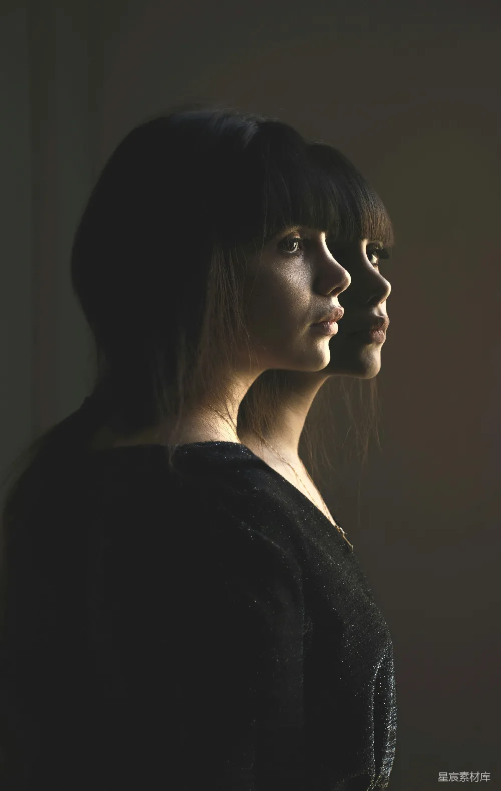 高清摄影 人物 实验性 黑色上衣的女人站在玻璃旁