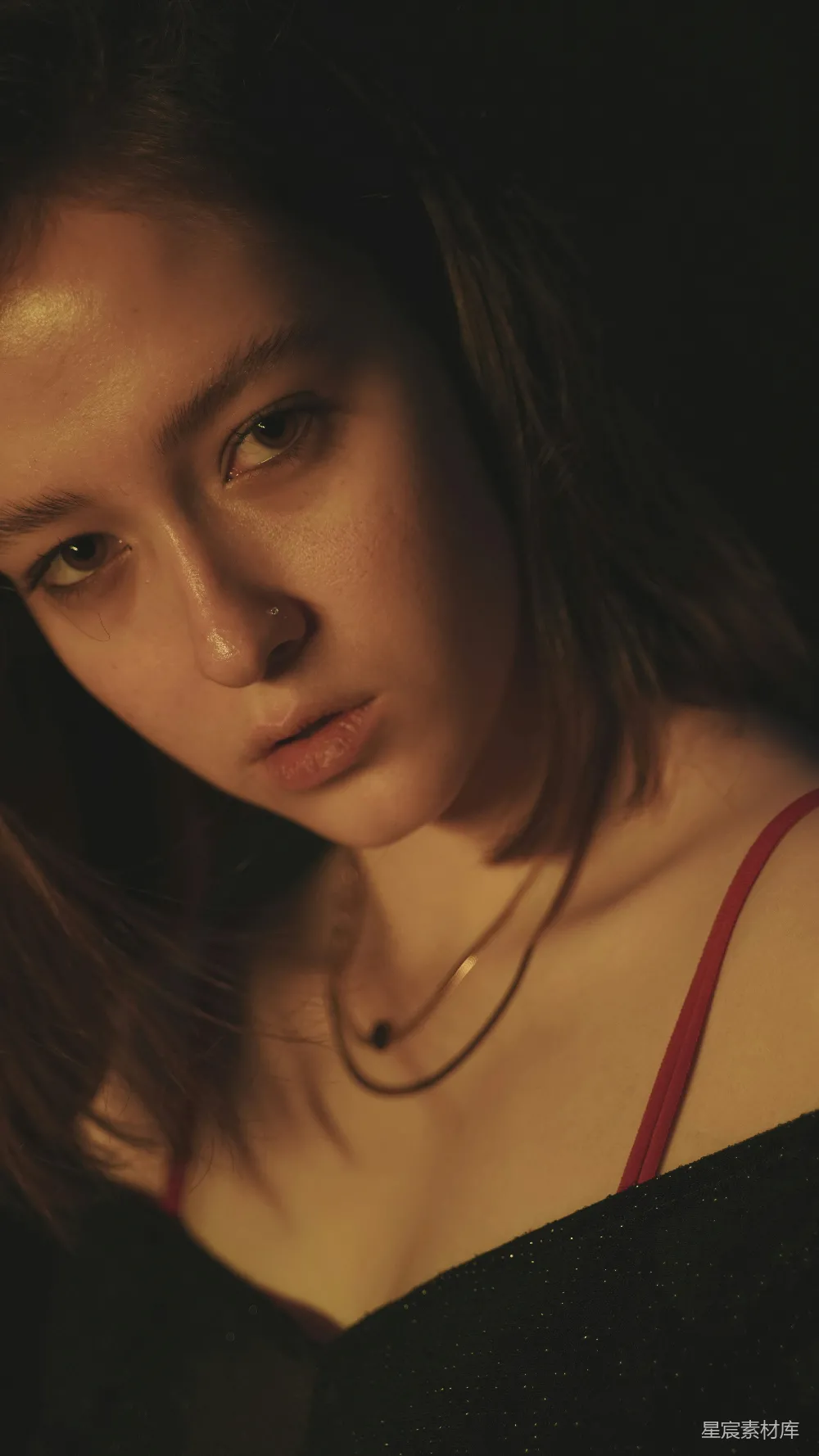 高清摄影 黑色上衣的女人正在拍照。