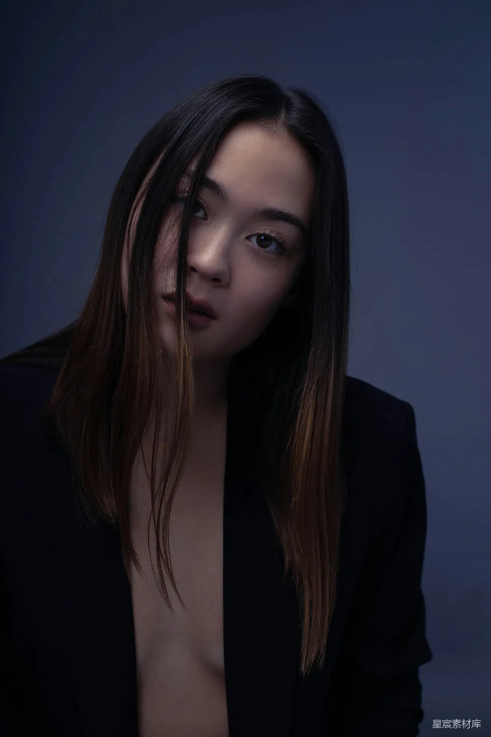 高清摄影  黑色外套的女人，棕色头发