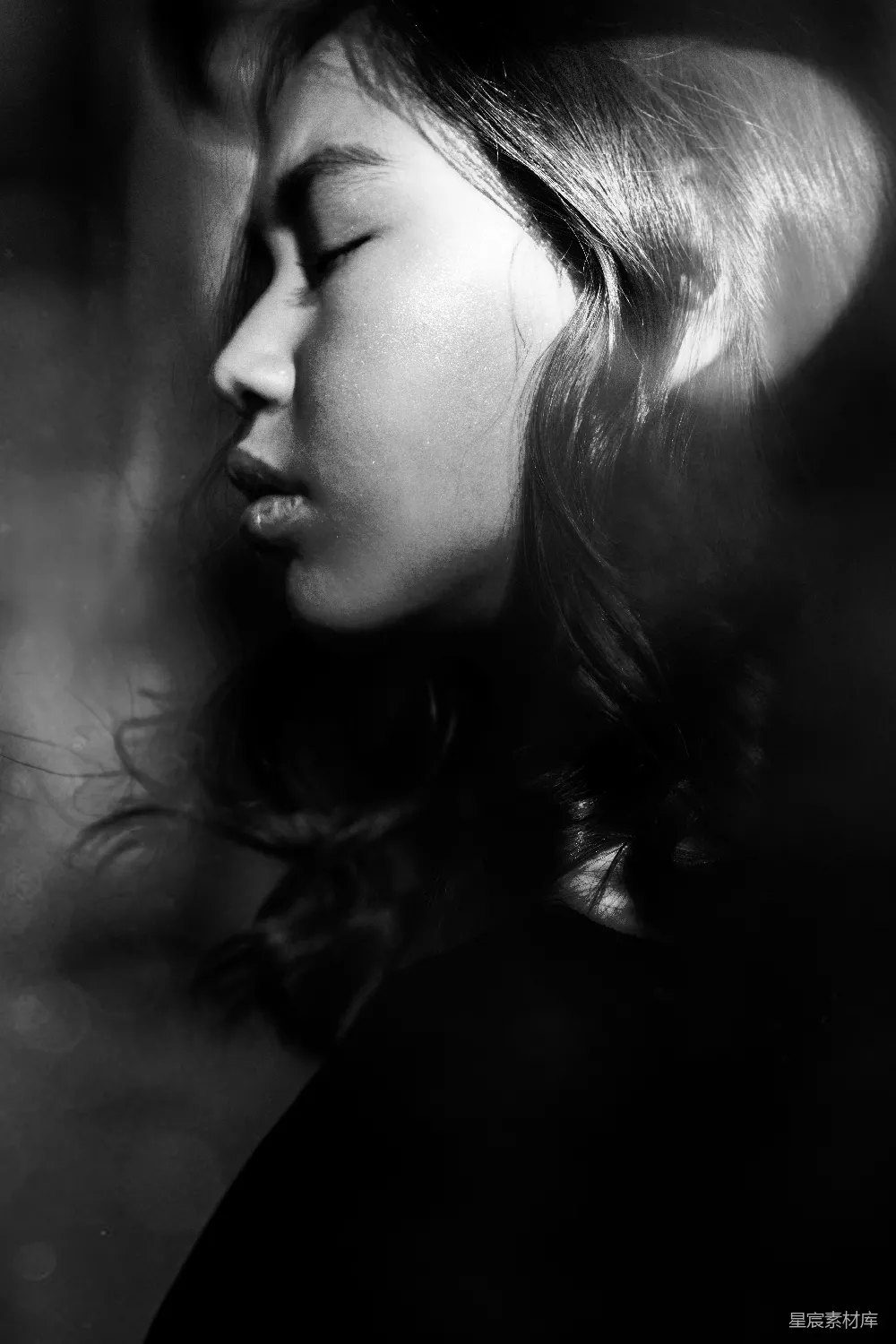高清摄影  一位闭眼的女人黑白照片