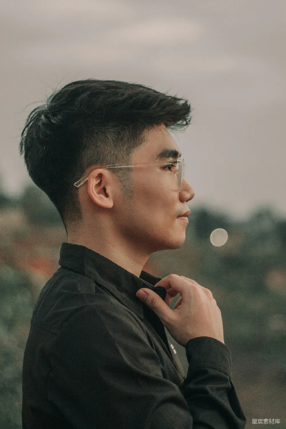 高清摄影 戴眼镜的男人望着远方。