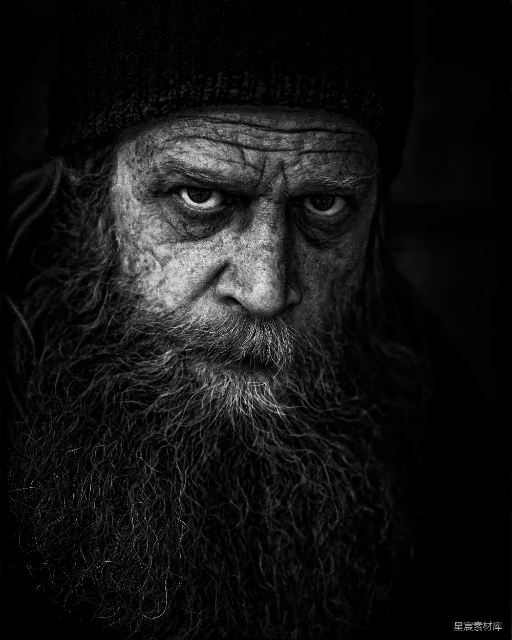 高清摄影  一位留着胡子的男士黑白照片