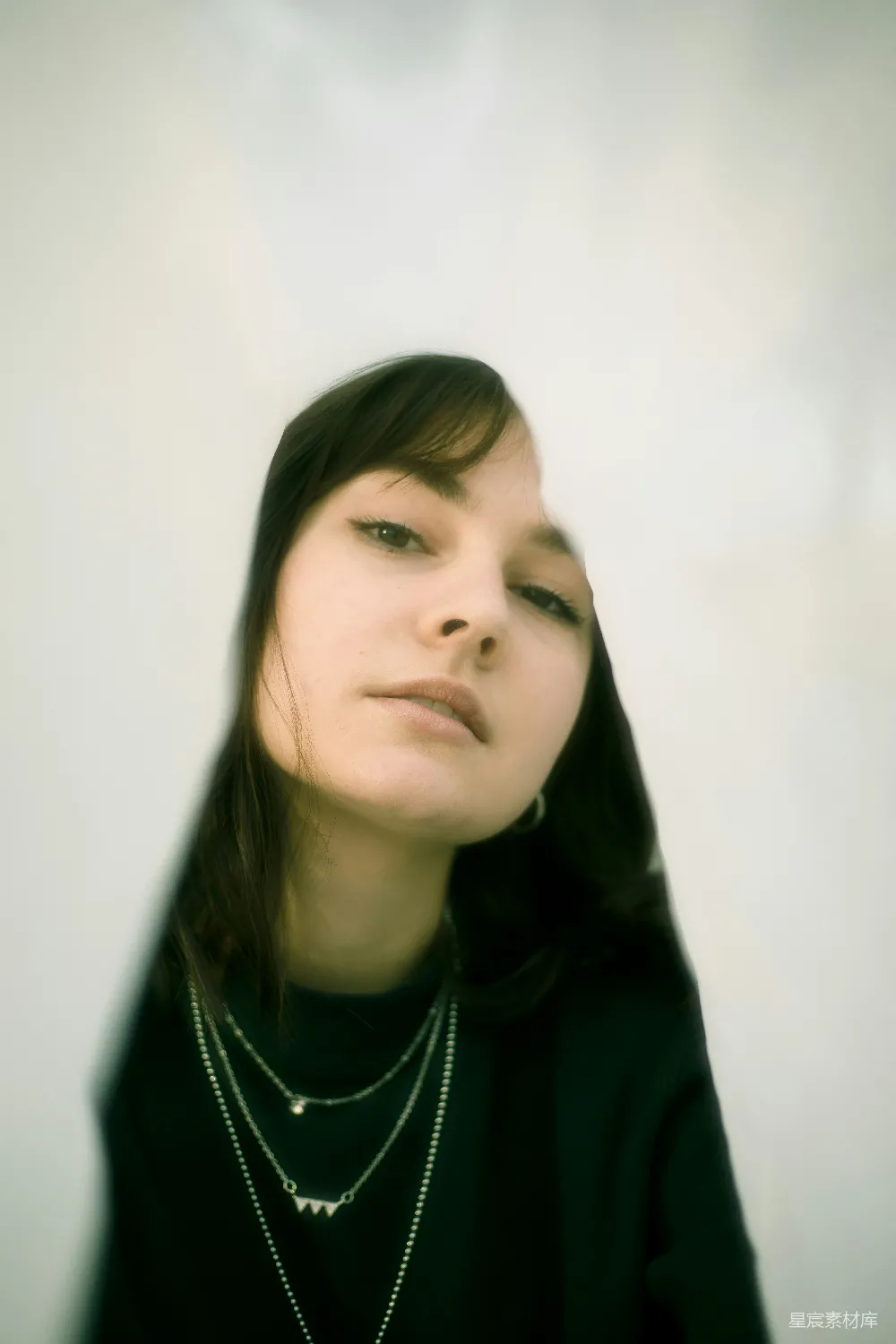 高清摄影 黑色连帽风衣女子