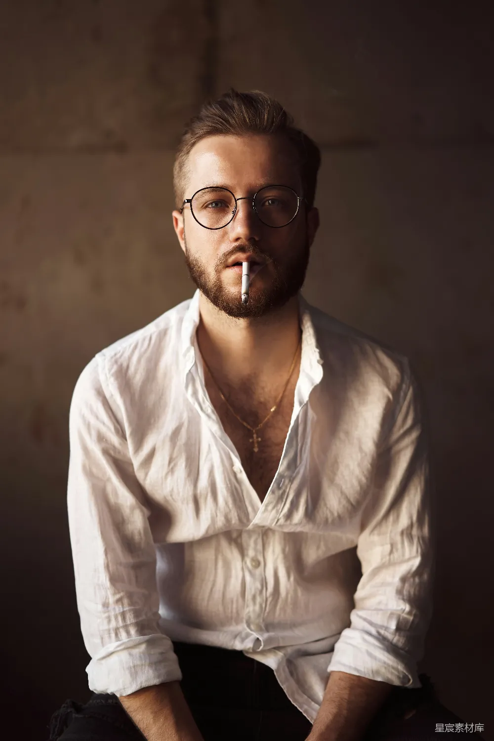 高清摄影 人物 白衬衫穿着者，戴着黑色框架眼镜的男子