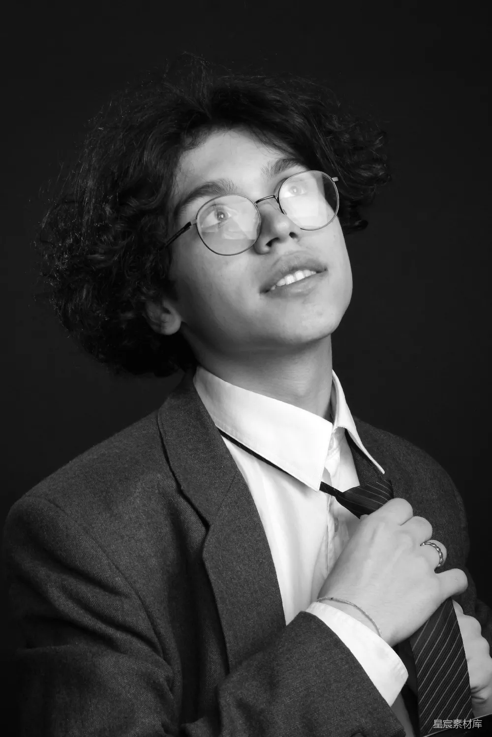 高清摄影 西装革履的男人正摆姿势拍照。