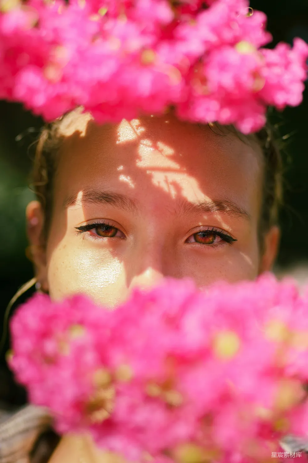 高清摄影 头上戴着粉红色花朵的女人