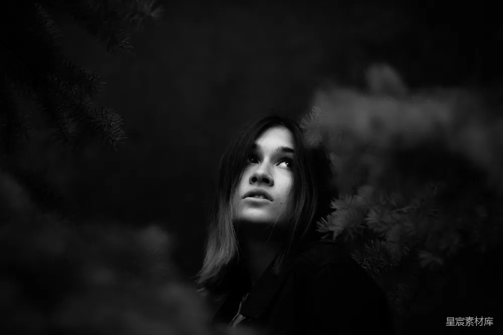 高清摄影 灰度照片中女性仰望天空