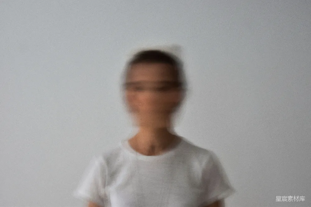 高清摄影 白色圆领T恤上衣的男人戴着眼镜