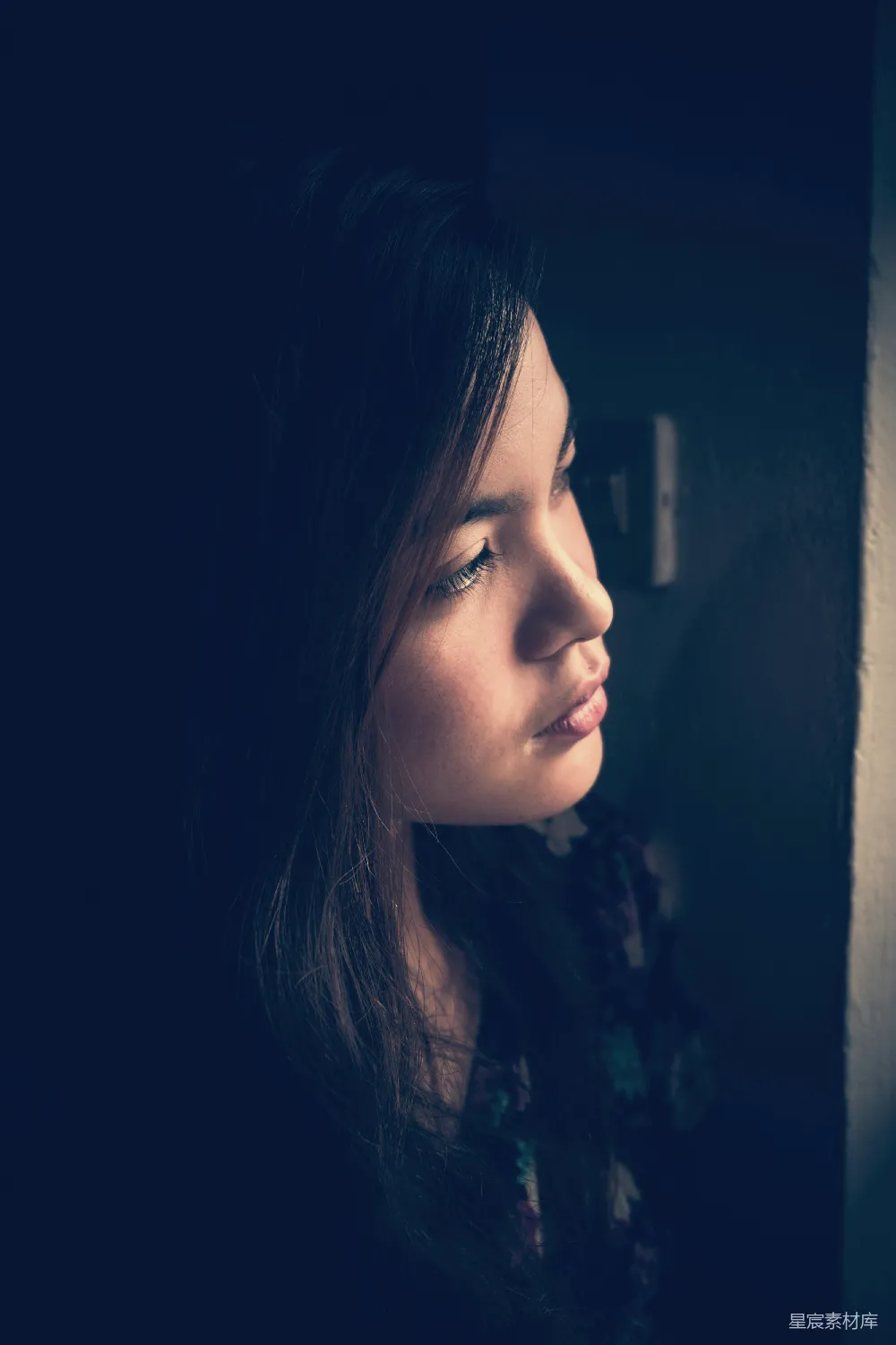 高清摄影  聚焦于女性站在白色墙壁旁的选 Photography