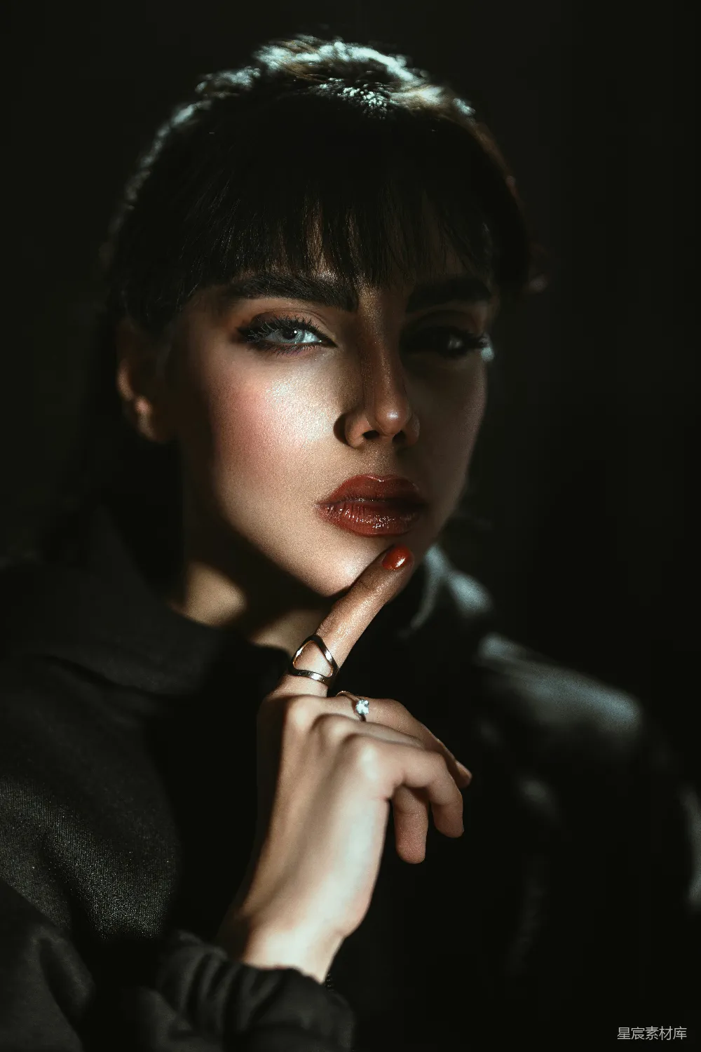 高清摄影 女性肖像 光影效果 深邃 时尚 情感 手指上戴着戒指的女人