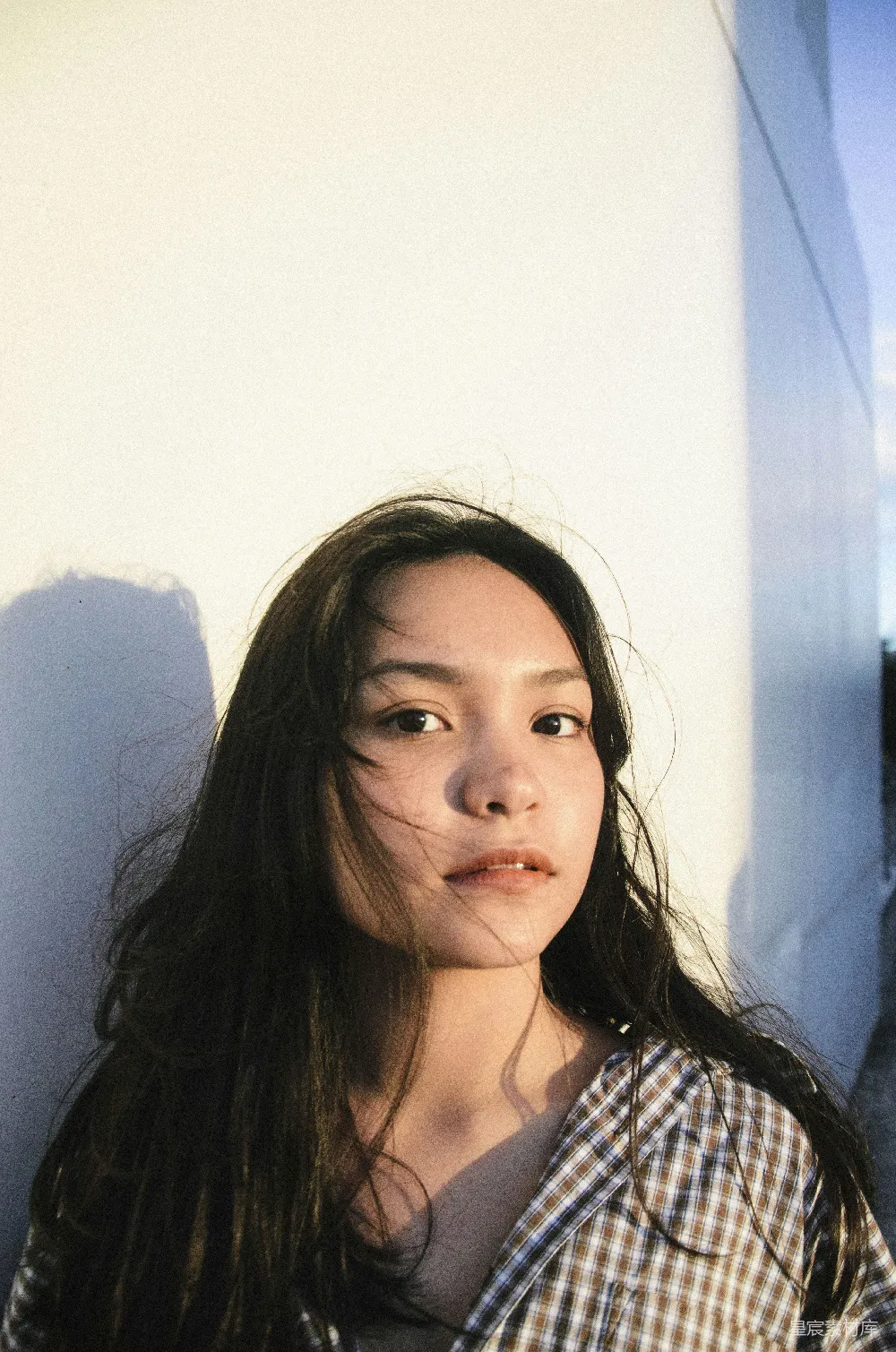 高清摄影 人物 身穿蓝白格子和棕色衬衫的女人靠近白色的墙壁。