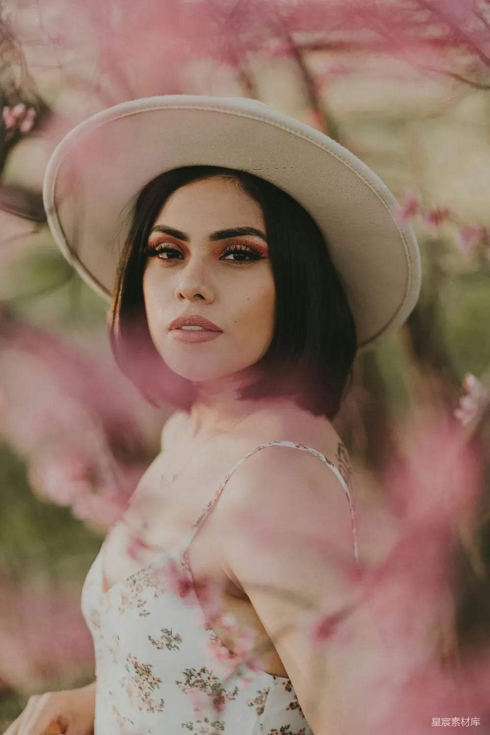 高清摄影 白衬衫和粉色 floral 衣服的女人戴着棕色的帽子