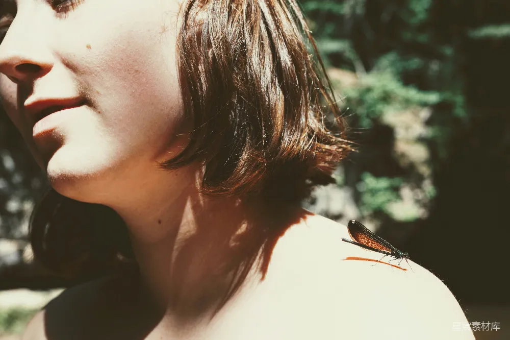 高清摄影 肩上有一只蝴蝶的女人
