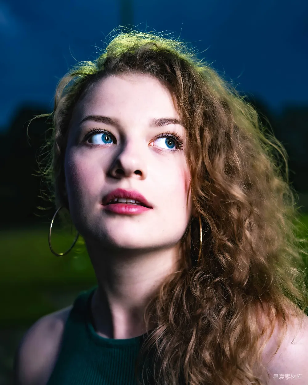 高清摄影 一个头发 curly 的女性穿着绿色上衣