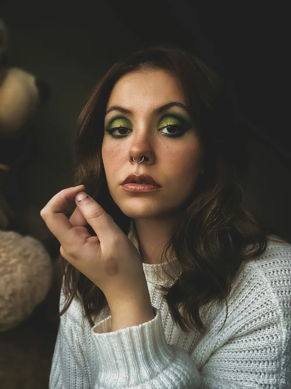 高清摄影 一个绿眼睛的女人，穿着白色毛衣。