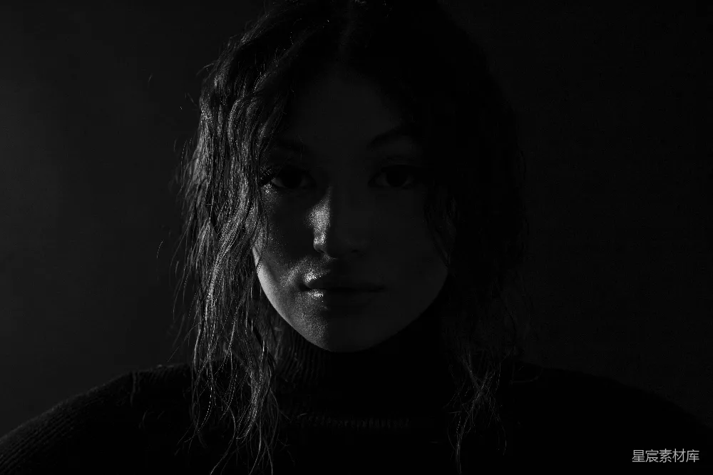 高清摄影 一个穿着黑白照片中一位留着长发的女人