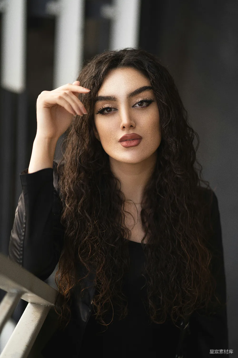 高清摄影 留着长 curly 发的妇女正在拍照。
