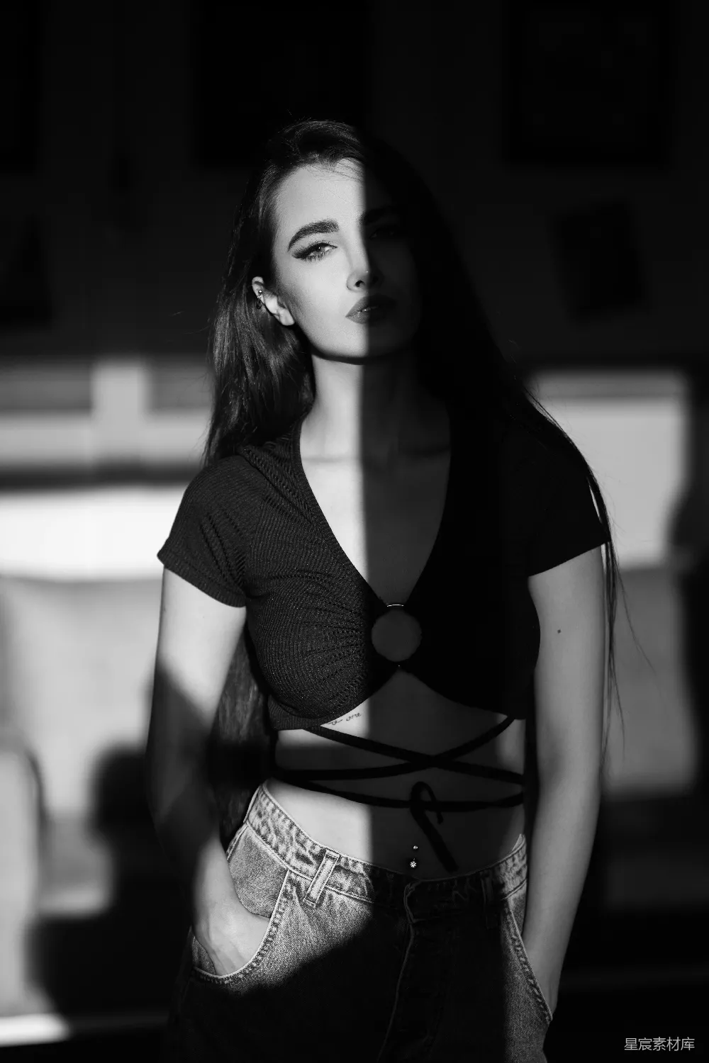 高清摄影 一个穿黑色上衣和牛仔短裤的女人