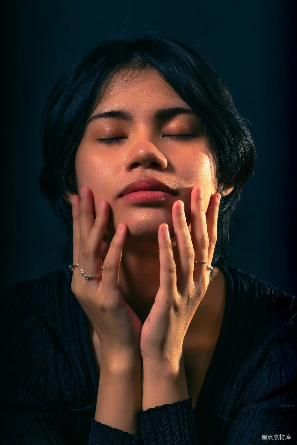 高清摄影  一个女人双手捂脸