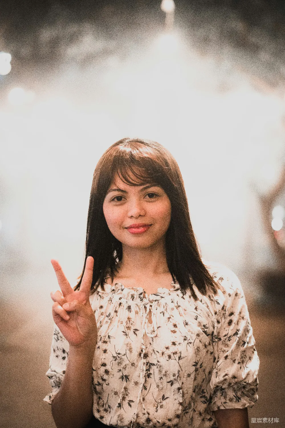 高清摄影 身穿白色和黑色的长袖上衣的女子