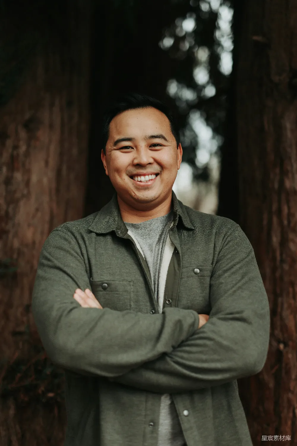 高清摄影 人物 一个男人站在一排树前面