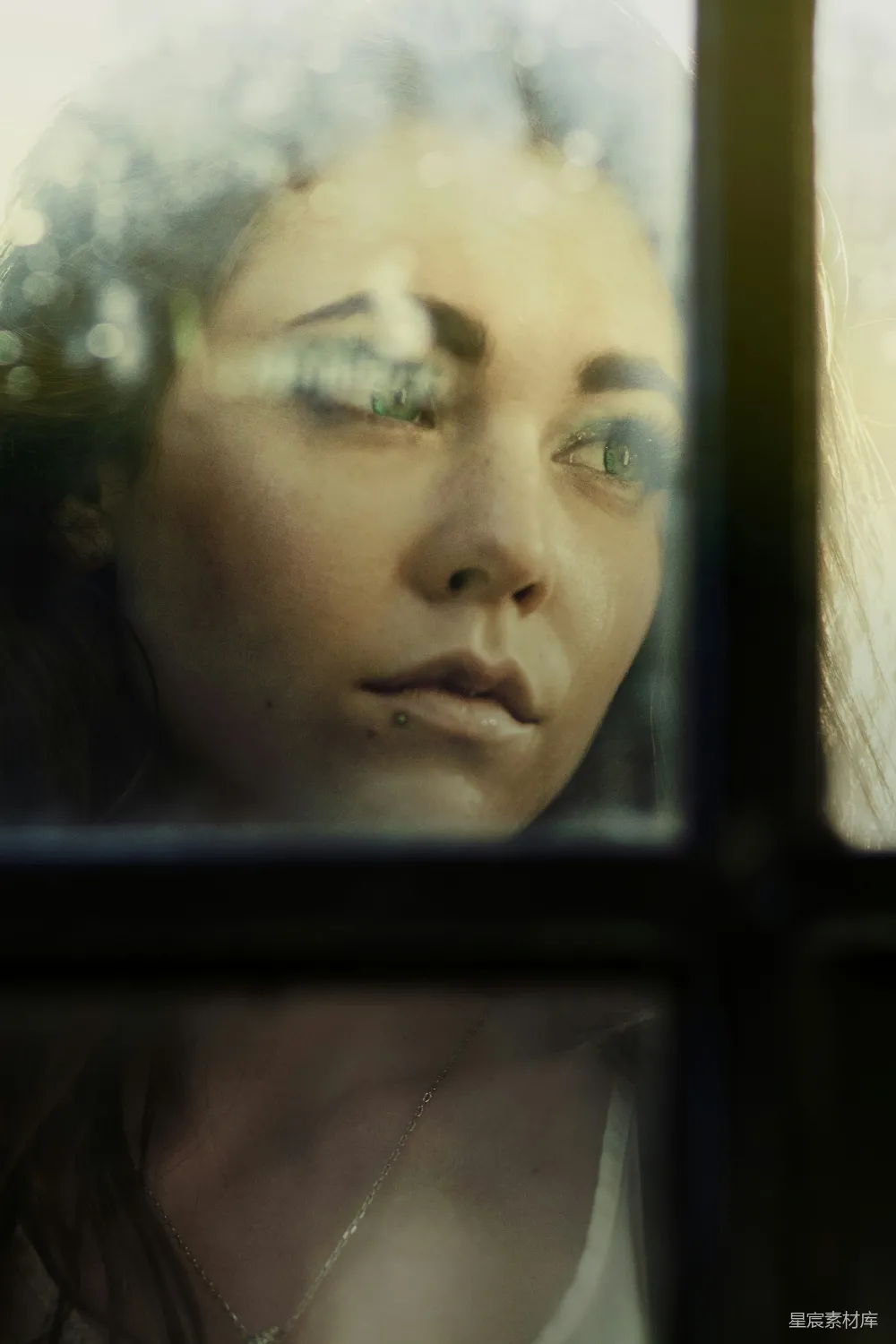 高清摄影 人物 一个女人闭上眼睛望着窗外。