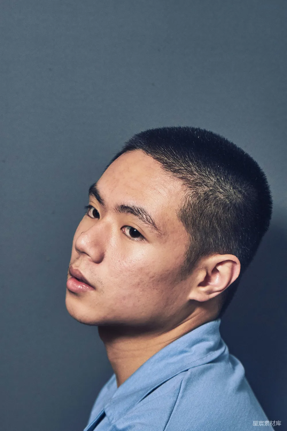 高清摄影 一个穿蓝色衬衫的男人侧目看向一边