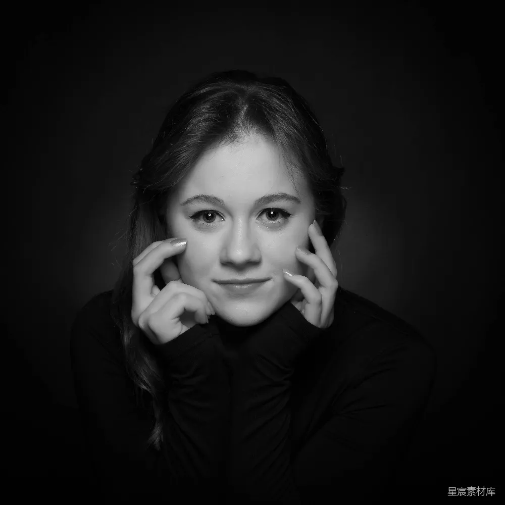 高清摄影 一个年轻女子的手接近她的脸。