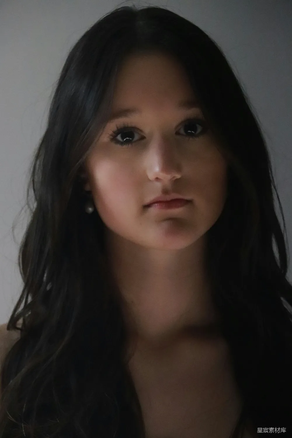 高清摄影 一头长发的女子正在看向镜头。
