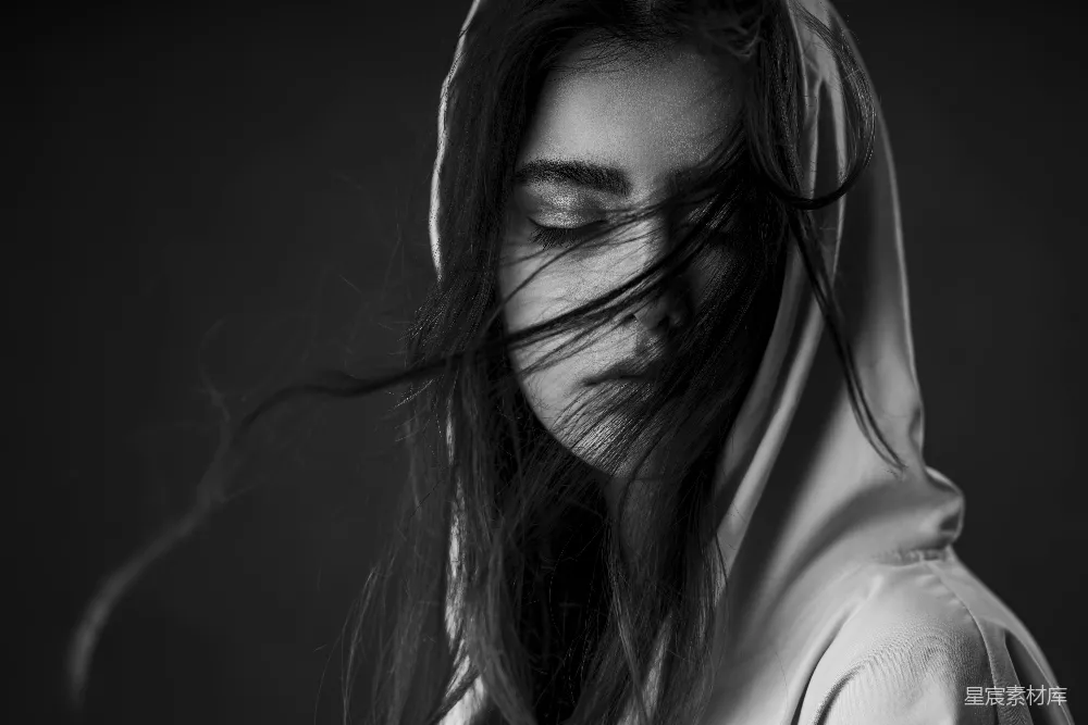 高清摄影 一位闭眼的妇女黑白照片