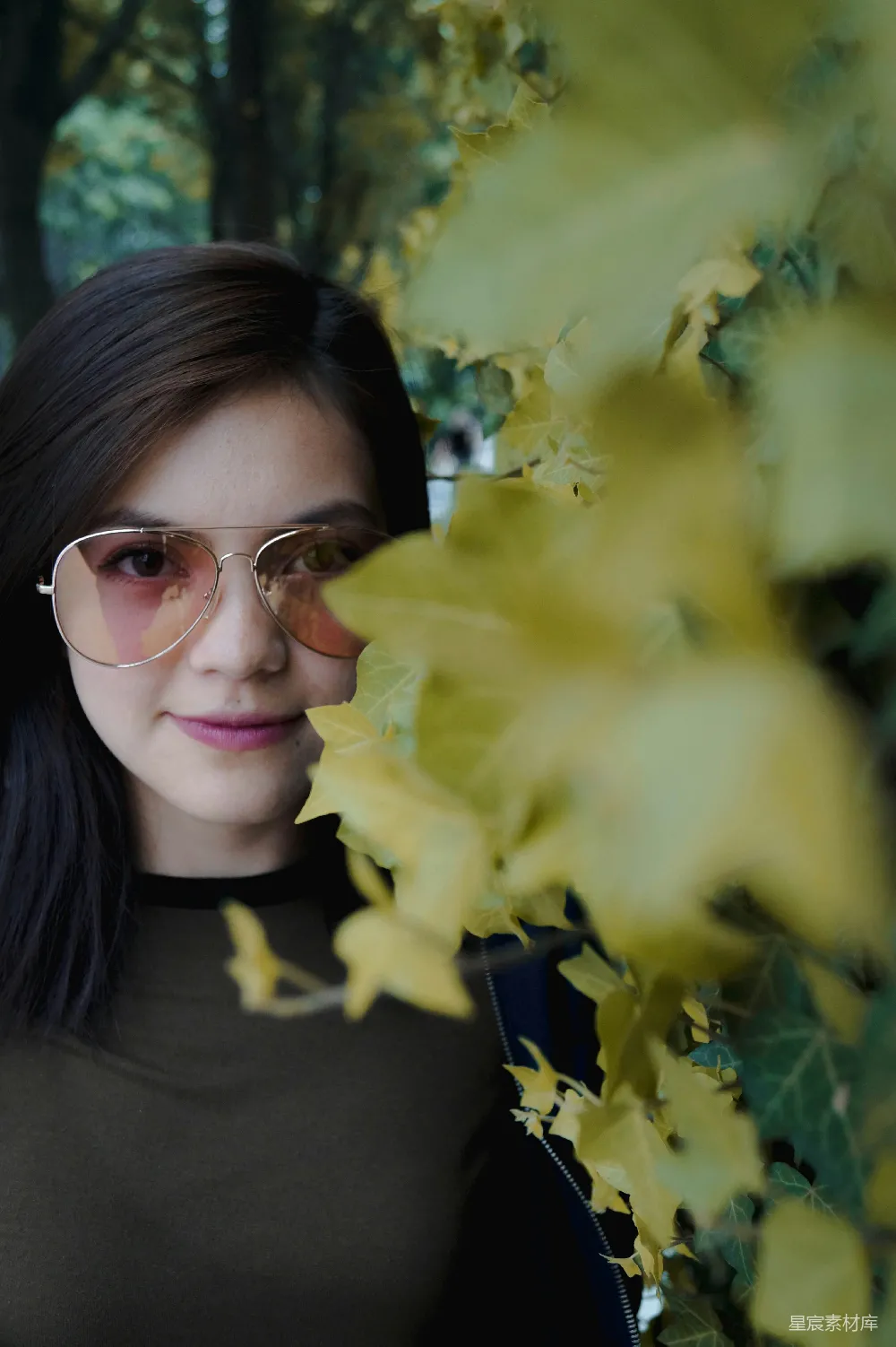 高清摄影 黑色女式圆领毛衣，戴着银框飞行员眼镜