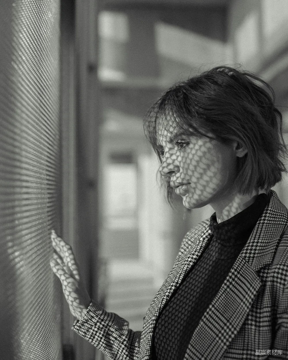 高清摄影 一个女人站在一栋楼的窗户旁边