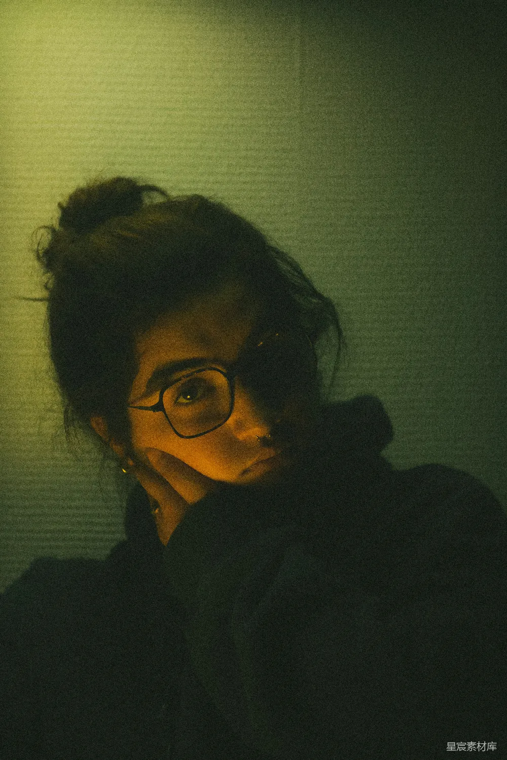 高清摄影 戴着眼镜的女子正在拍照。
