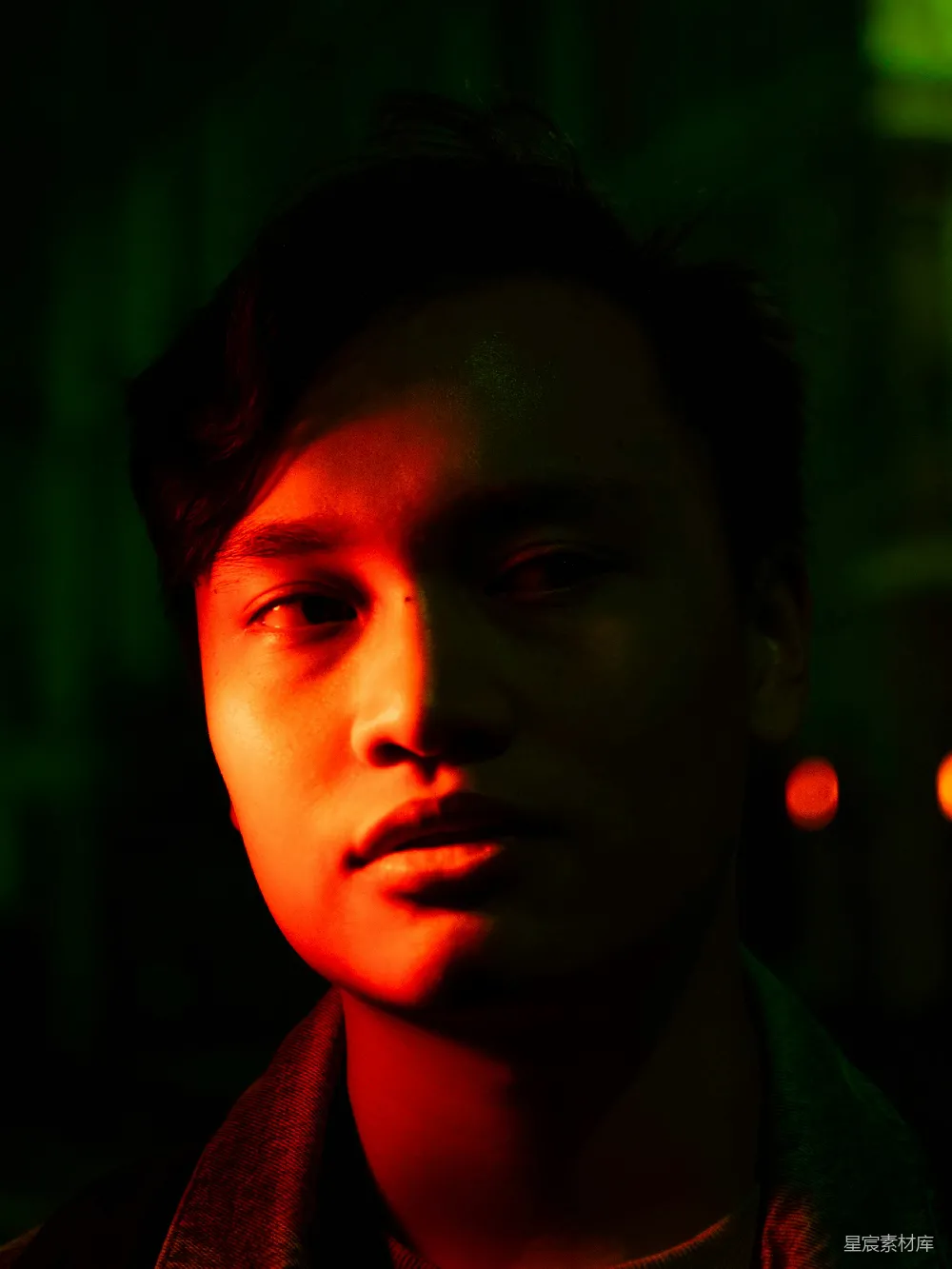 高清摄影 穿着灰色翻领衬衫的男人