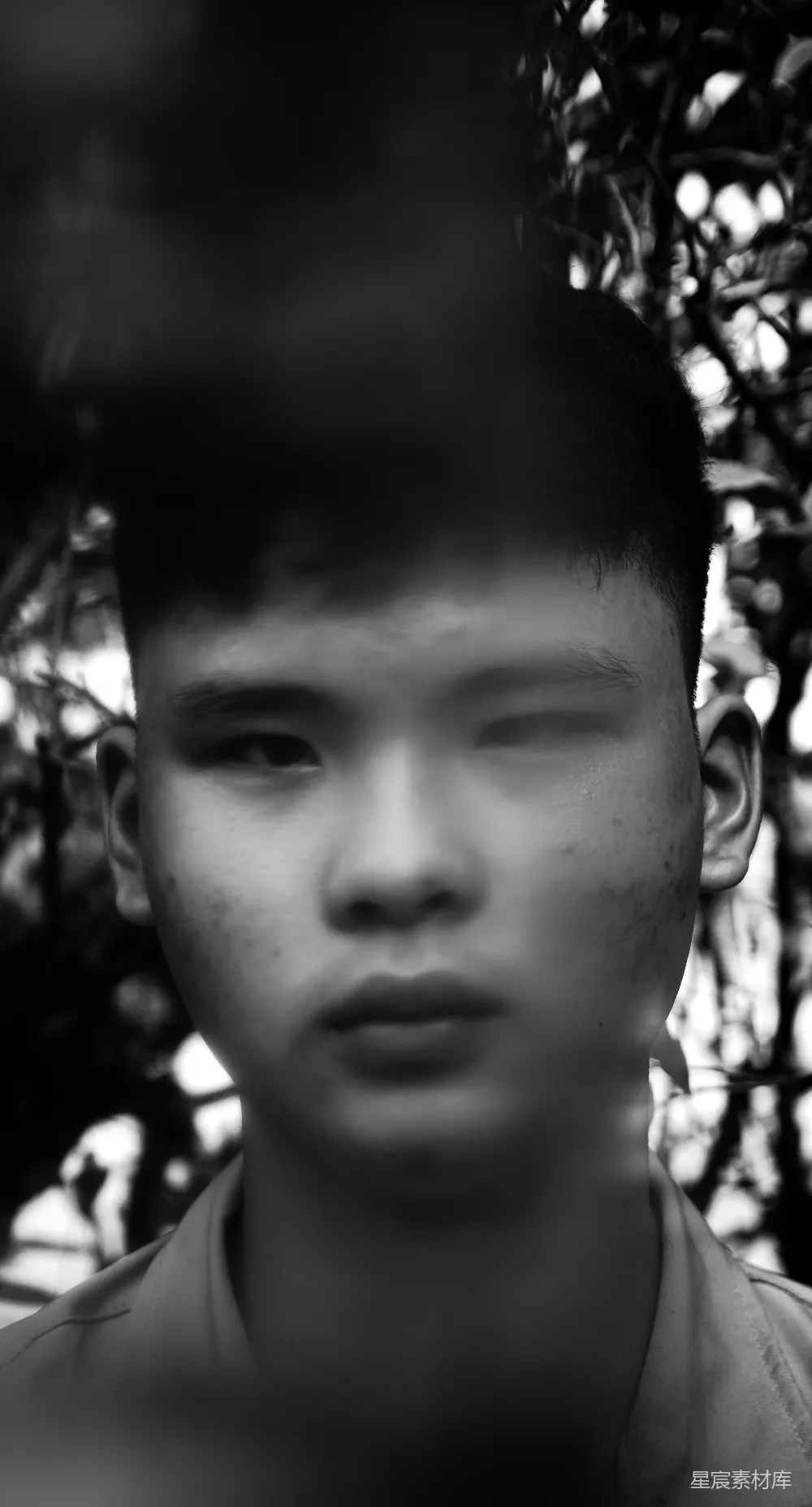 高清摄影 一张黑白照片中的年轻男子