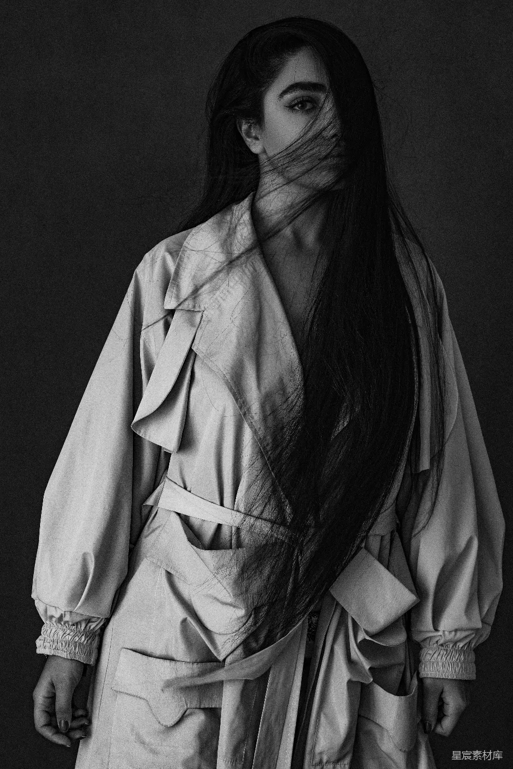 高清摄影 白袍女子的黑白摄影