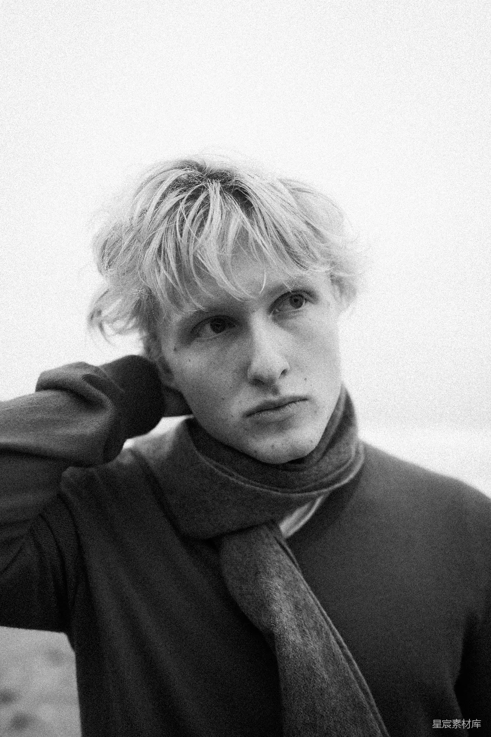 高清摄影 留着 blond 头发的年轻男子戴着围巾