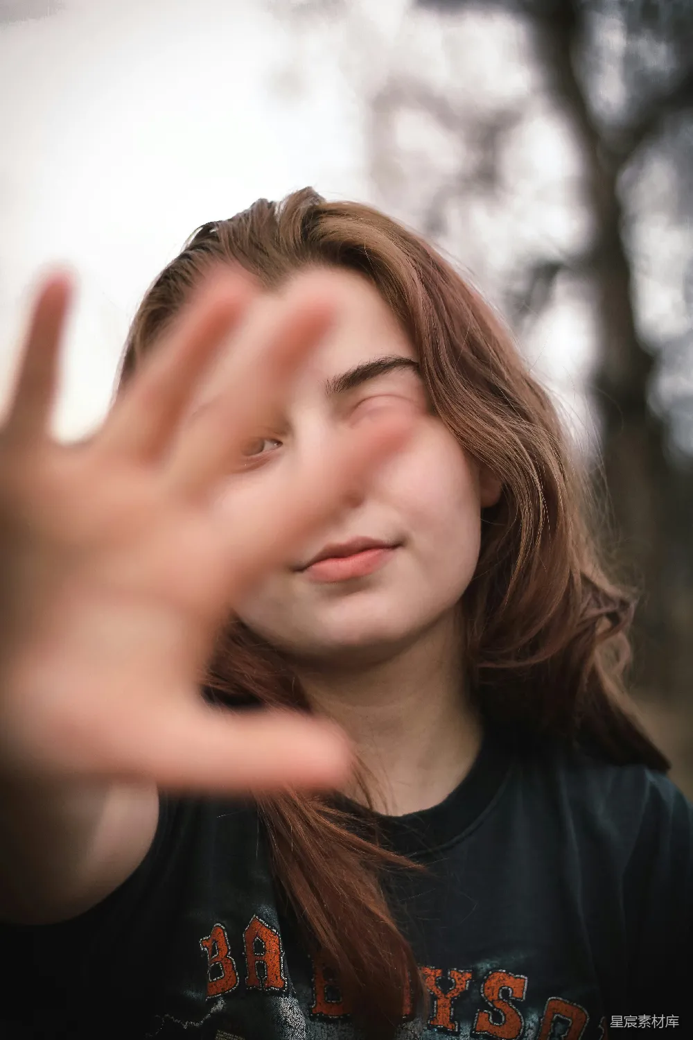高清摄影 一位年轻女子正在做手势。