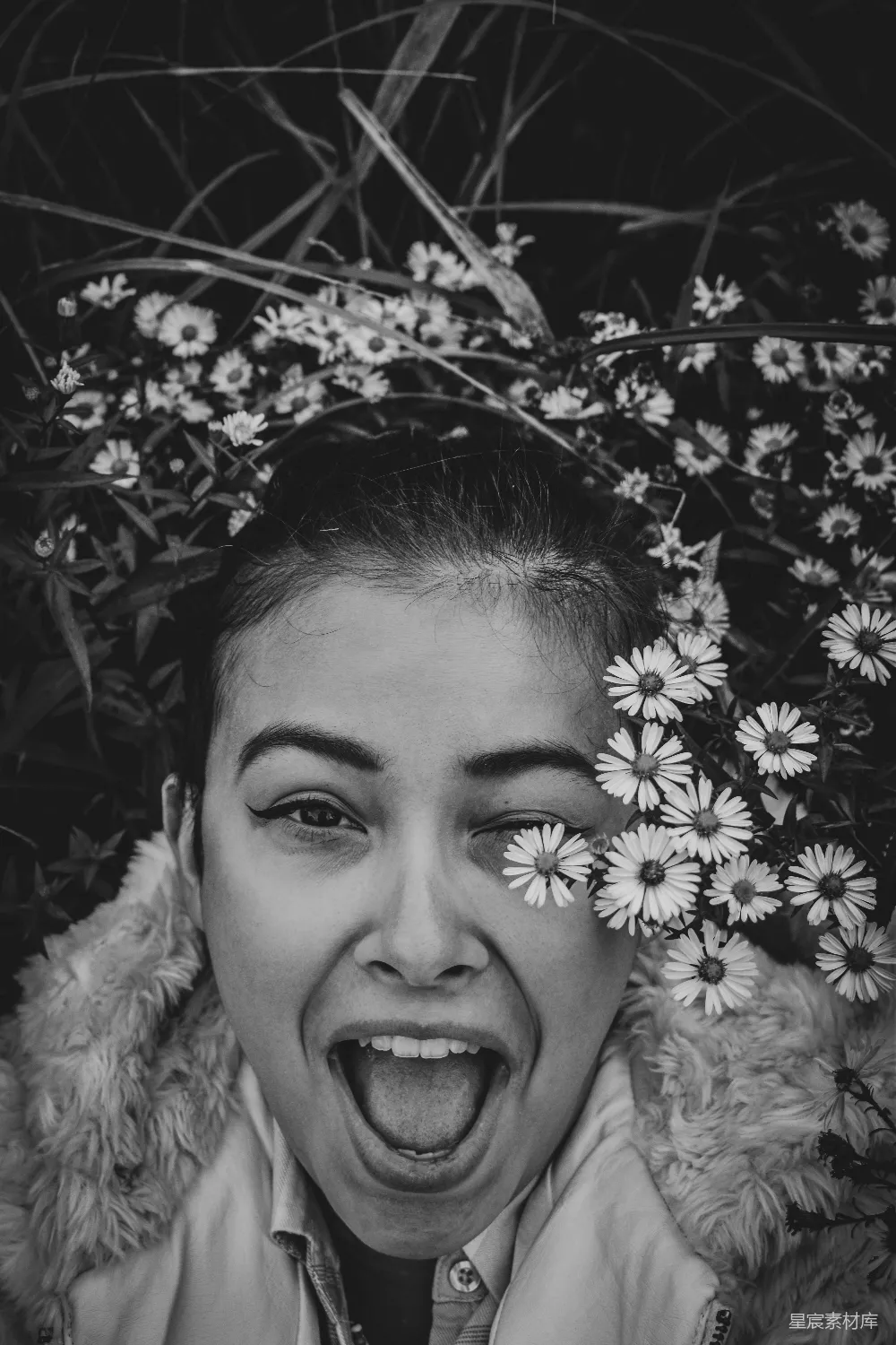 高清摄影  smiling女子的灰度照片