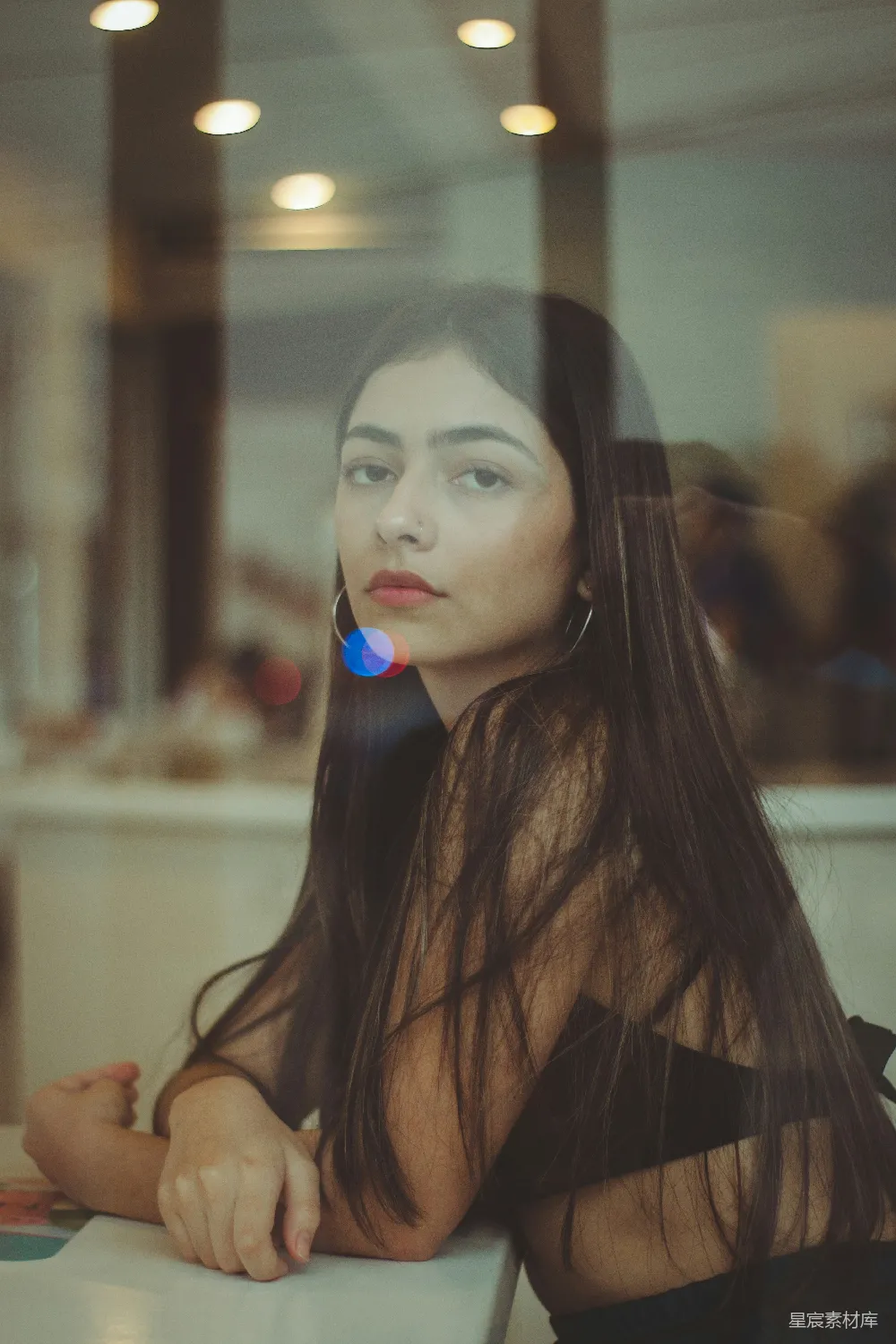 高清摄影 聚焦摄影：一位女性站在窗户旁的侧影 photograph  of a woman standing beside a window wall with selective focus