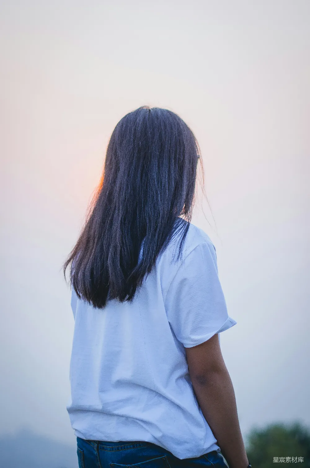 高清摄影 一个女人站在田里时的后头部轮廓