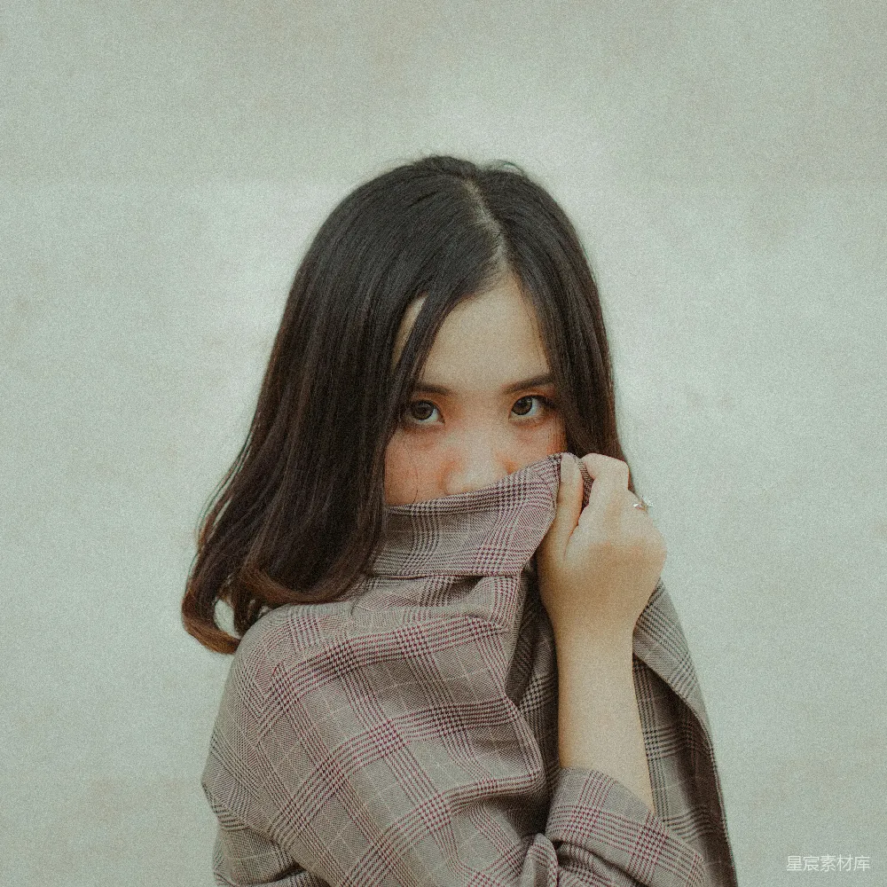 高清摄影 女士用外套遮住脸。