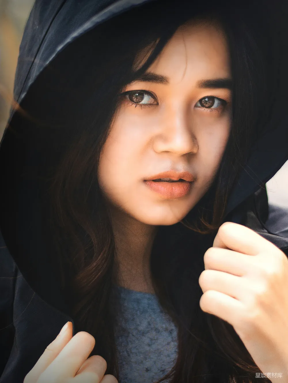 高清摄影  灰衬衫女子双手抱头