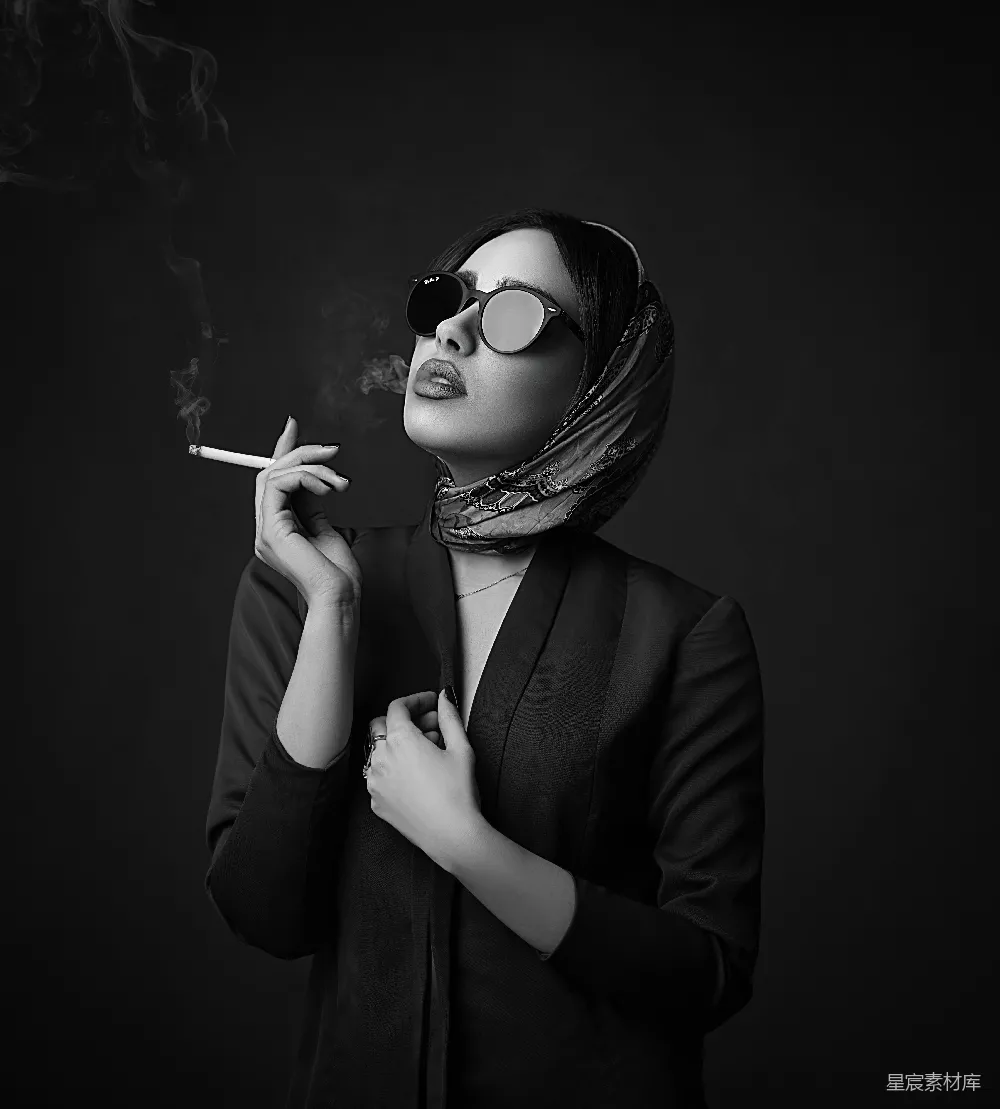 高清摄影 人物 黑色风衣女子戴着太阳镜