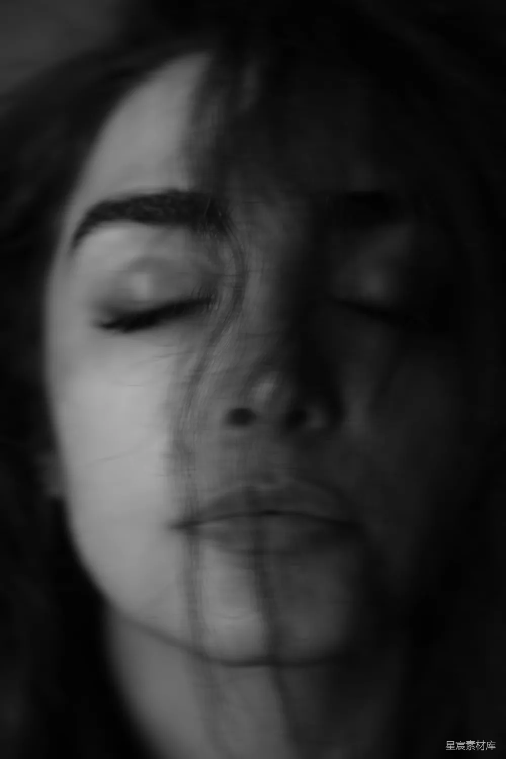 高清摄影 一位闭眼的女性的模糊照片