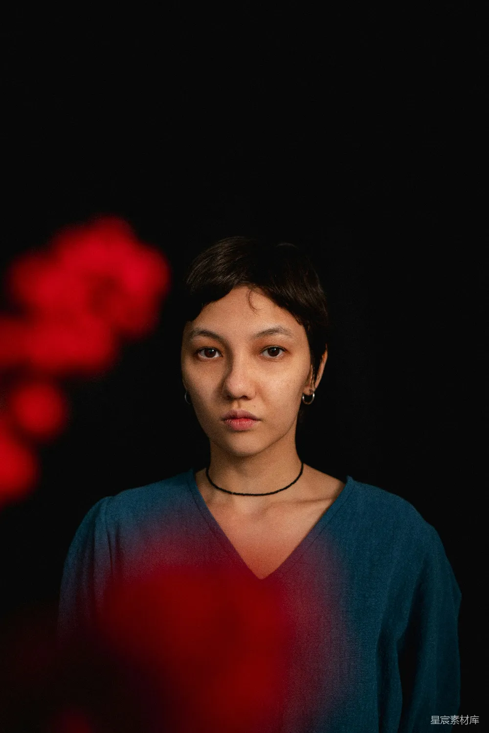 高清摄影  一个女人站在黑色背景前
