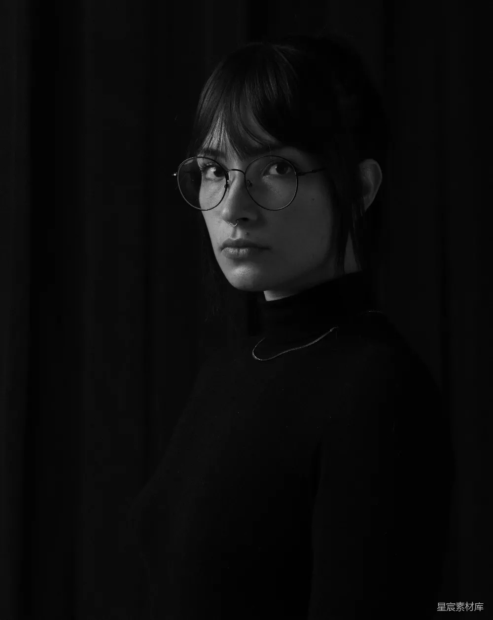 高清摄影 戴着眼镜和针织套脖子毛衣的女人的灰度照片