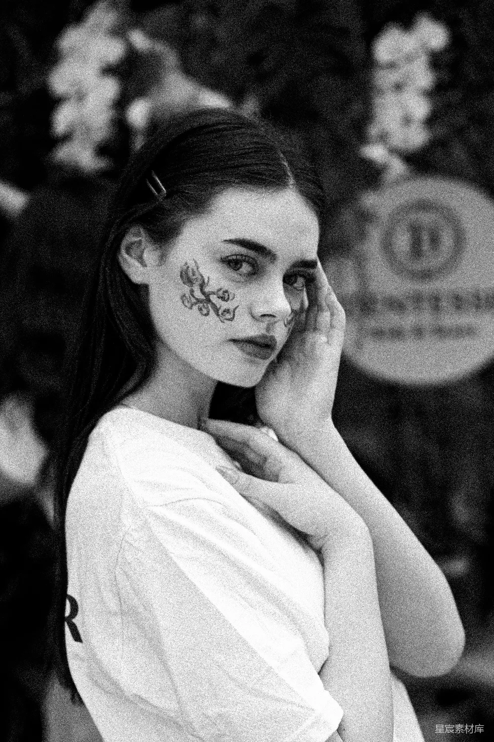 高清摄影 脸上画有彩妆的妇女正在打电话。