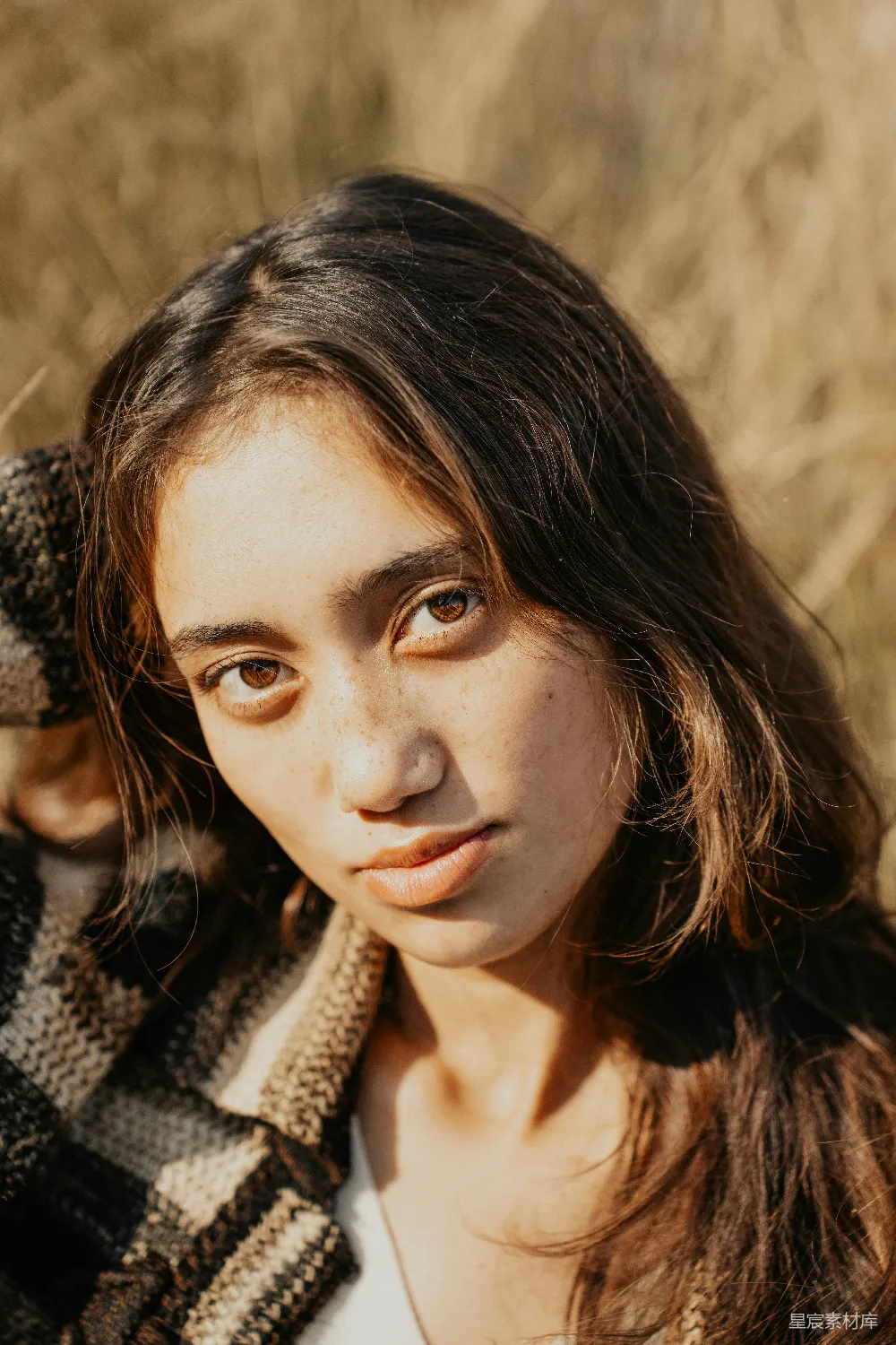 高清摄影 一个年轻女子正在摆姿势拍照。