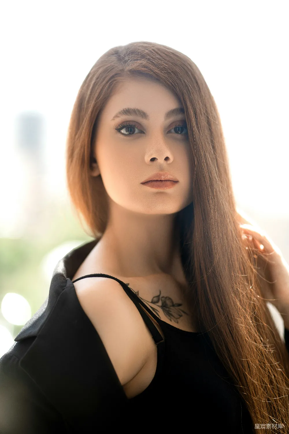 高清摄影  留着长发的女人在拍照。